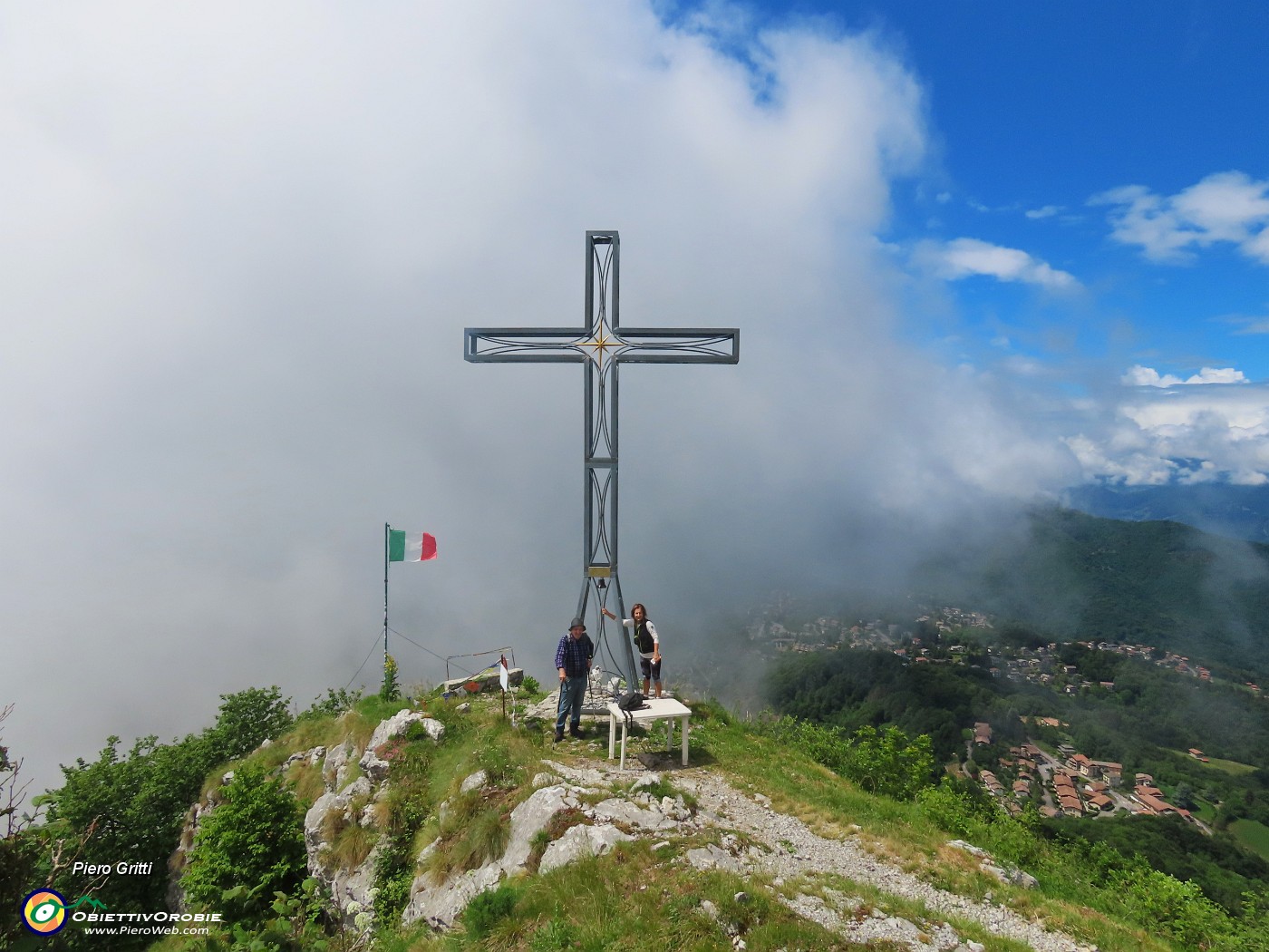 51 Alla bella croce di vetta Cornagera (1311 m).JPG